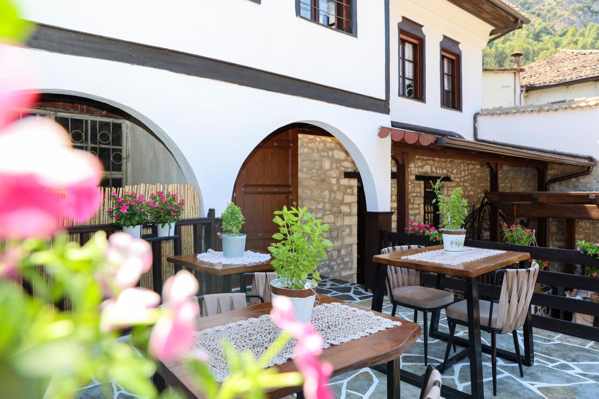 Ador Boutique Hotel Berat Exterior foto